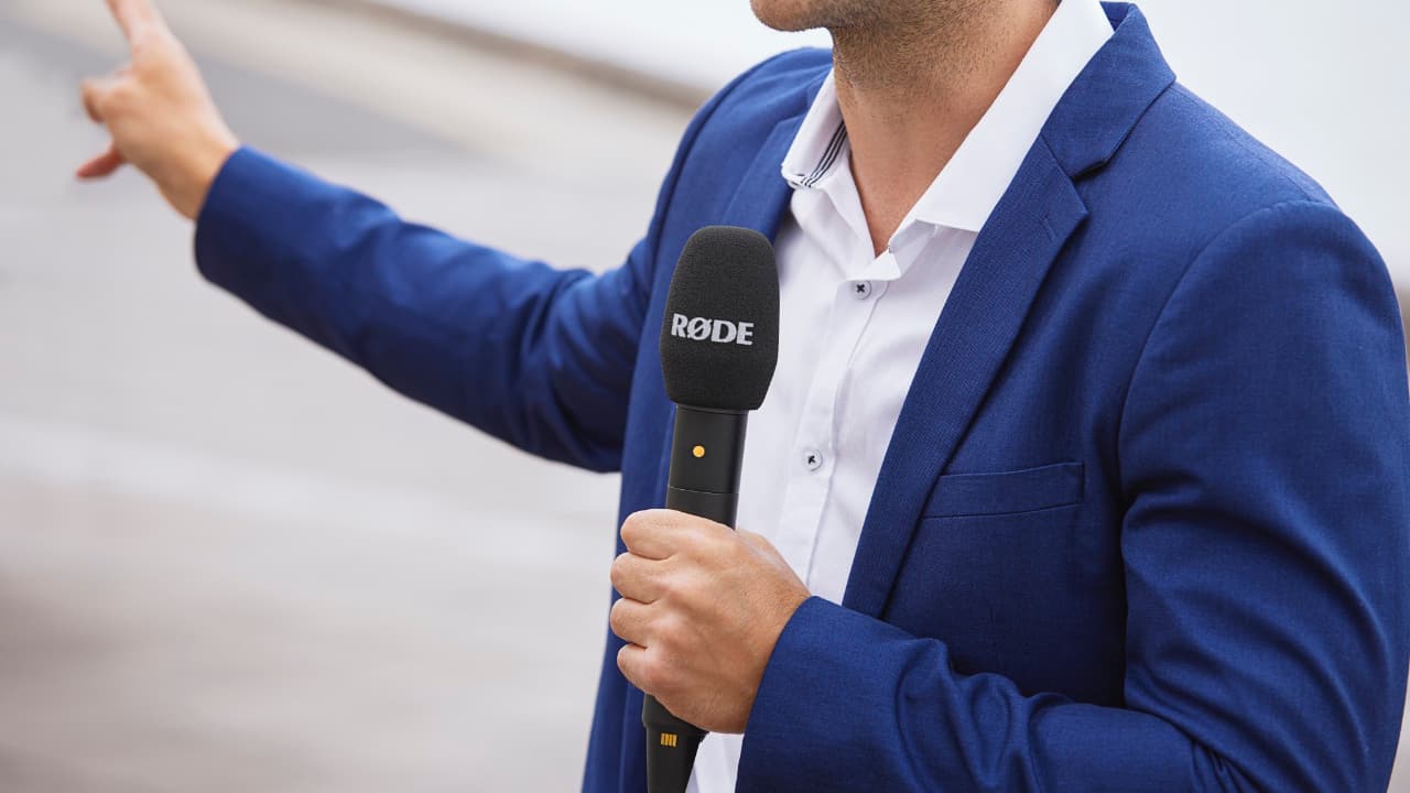 rode-interview-pro-wireless-me-insitu-tv-reporter-close-up-8192x5464-rgb